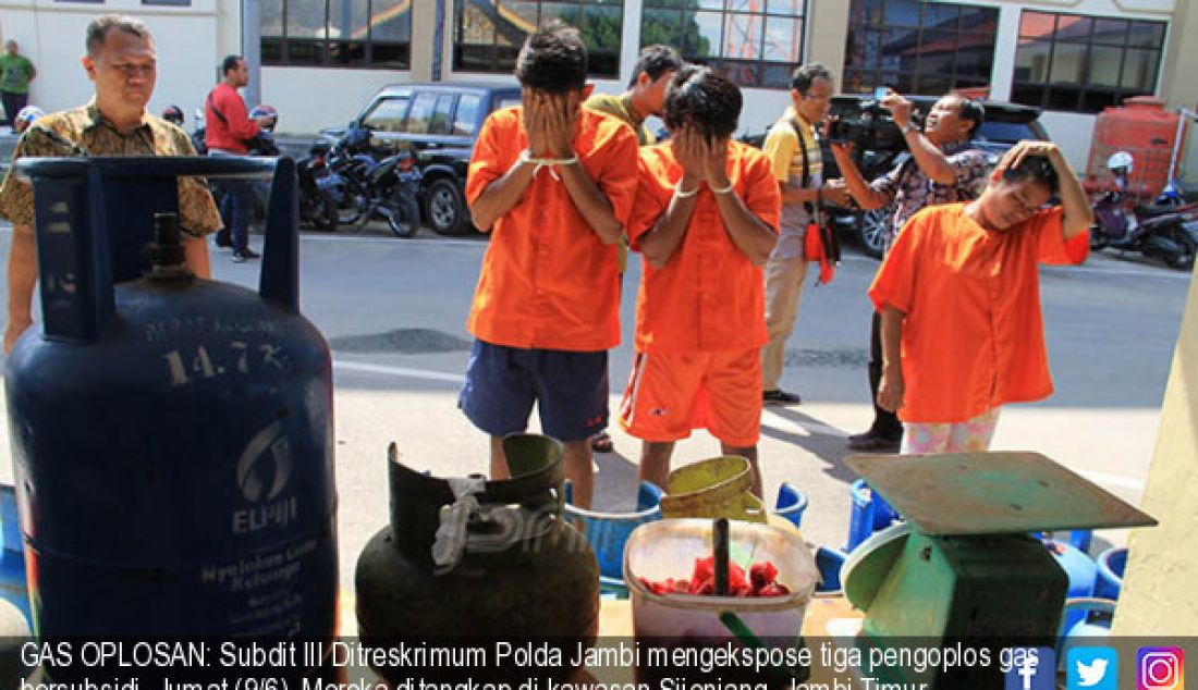 GAS OPLOSAN: Subdit III Ditreskrimum Polda Jambi mengekspose tiga pengoplos gas bersubsidi, Jumat (9/6). Mereka ditangkap di kawasan Sijenjang, Jambi Timur. Para pelaku berinisial AH (20), AB (22) dan IY (48). - JPNN.com