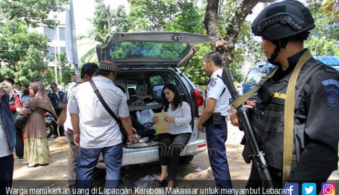 Warga menukarkan uang di Lapangan Karebosi Makassar untuk menyambut Lebaran, Kamis (8/6). Beberapa bank ikut berpartisipasi menyiapkan uang kecil. - JPNN.com