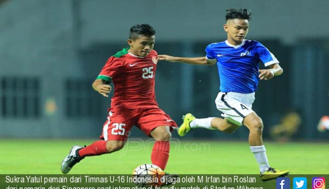 Sukra Yatul pemain dari Timnas U-16 Indonesia dijaga oleh M Irfan bin Roslan dari pemarin dari Singapore saat international friendly match di Stadion Wibawa Mukti Cikarang (8/6). - JPNN.com