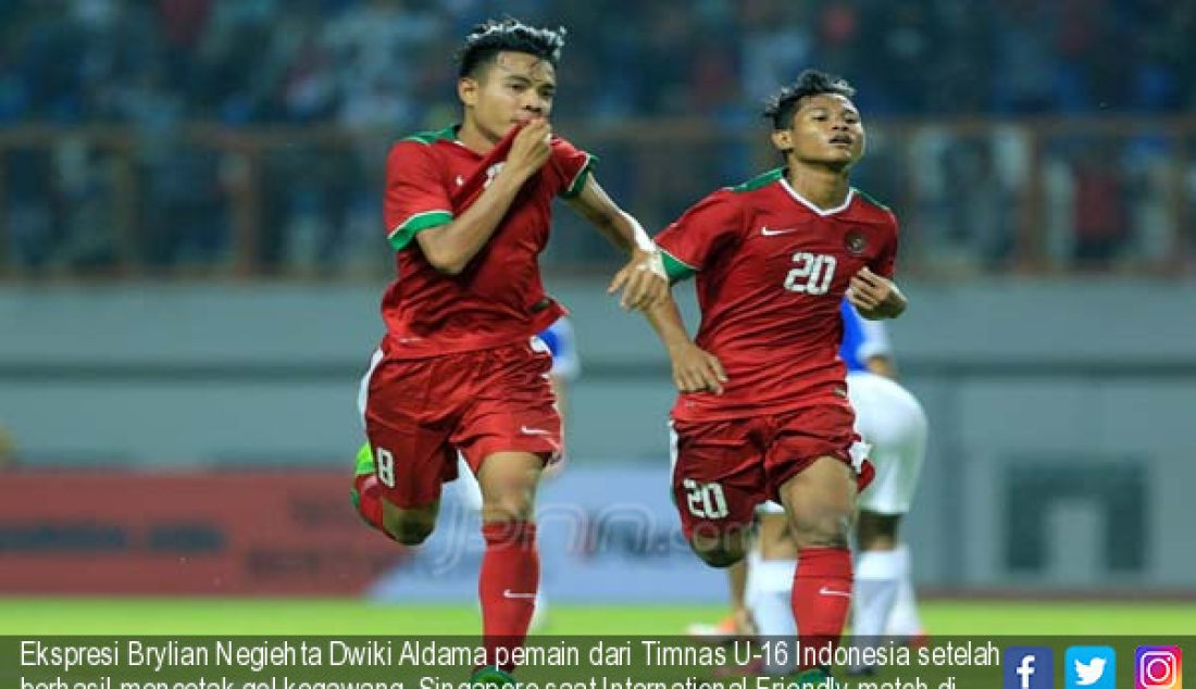 Ekspresi Brylian Negiehta Dwiki Aldama pemain dari Timnas U-16 Indonesia setelah berhasil mencetak gol kegawang Singapore saat International Friendly match di Stadion Wibawa Mukti Cikarang (8/6). - JPNN.com