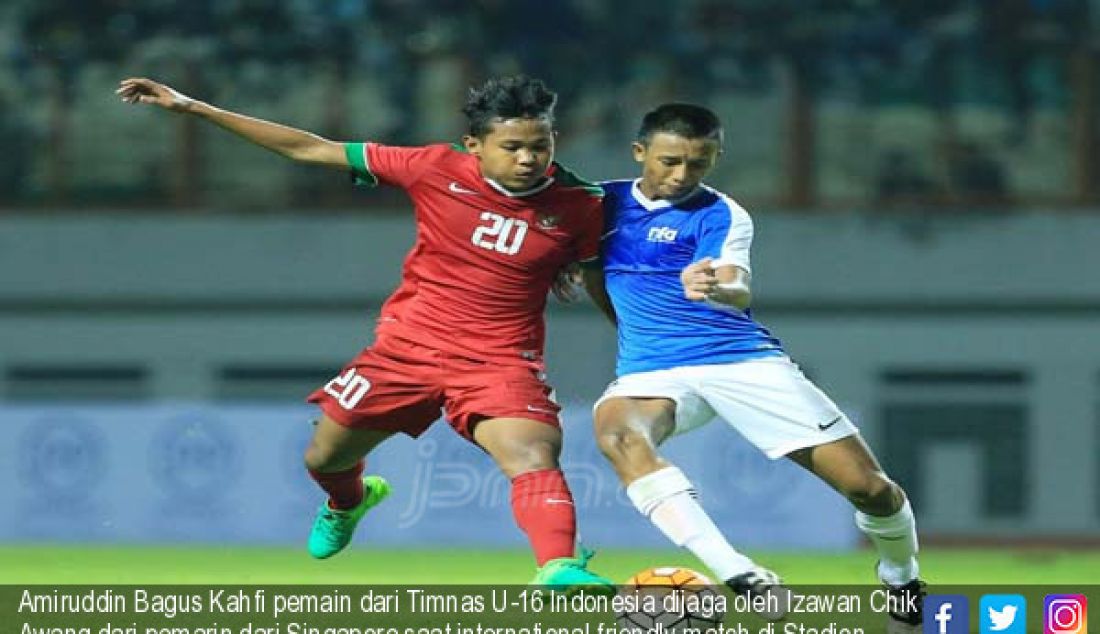 Amiruddin Bagus Kahfi pemain dari Timnas U-16 Indonesia dijaga oleh Izawan Chik Awang dari pemarin dari Singapore saat international friendly match di Stadion Wibawa Mukti Cikarang (8/6). - JPNN.com