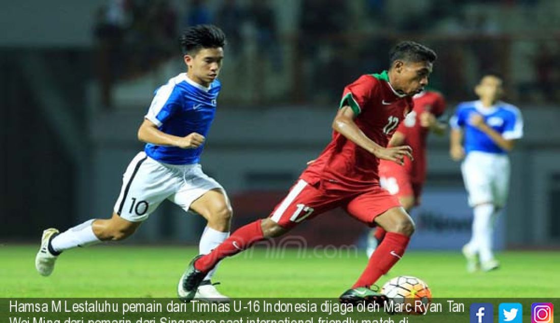 Hamsa M Lestaluhu pemain dari Timnas U-16 Indonesia dijaga oleh Marc Ryan Tan Wei Ming dari pemarin dari Singapore saat international friendly match di Stadion Wibawa Mukti Cikarang (8/6). - JPNN.com