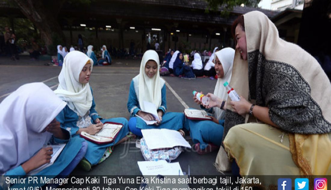 Senior PR Manager Cap Kaki Tiga Yuna Eka Kristina saat berbagi tajil, Jakarta, Jumat (9/6). Memperingati 80 tahun, Cap Kaki Tiga membagikan takjil di 150 masjid dan kepada 10.000 anak yatim dan dhuafa di Jakarta dan Surabaya. - JPNN.com