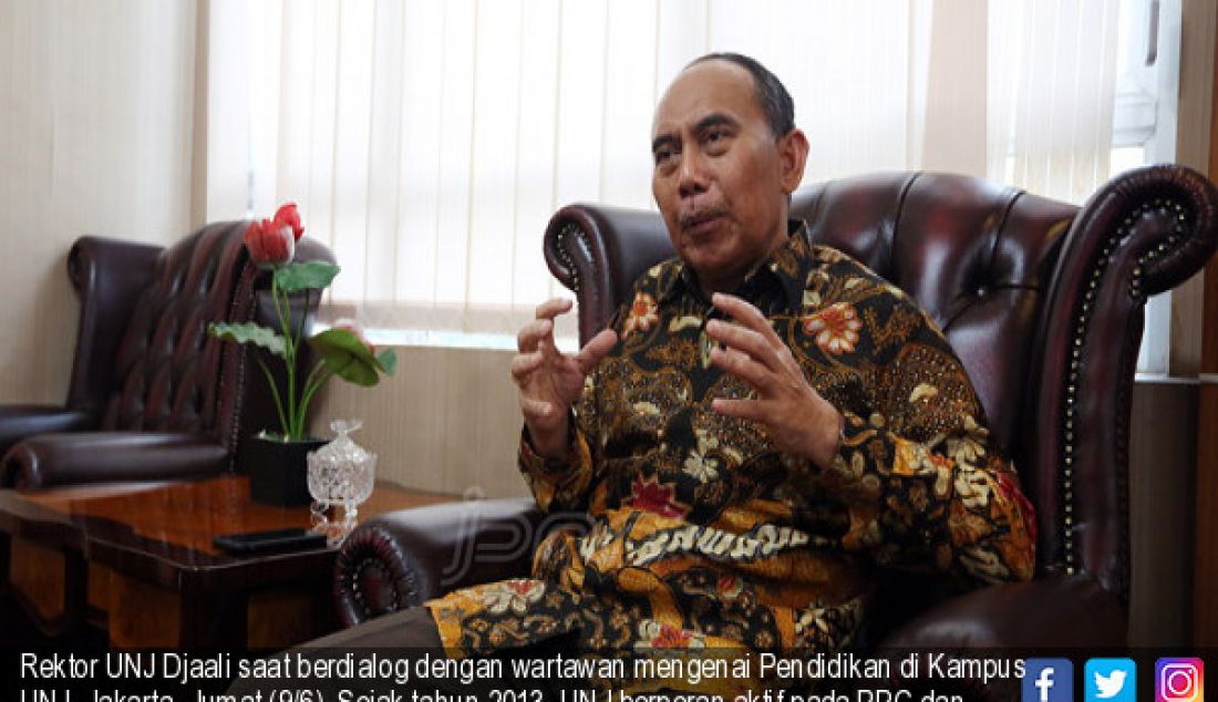 Rektor UNJ Djaali saat berdialog dengan wartawan mengenai Pendidikan di Kampus UNJ, Jakarta, Jumat (9/6). Sejak tahun 2013, UNJ berperan aktif pada PPG dan memiliki peran besar dalam rumuskan model pendidikan guru Indonesia. - JPNN.com