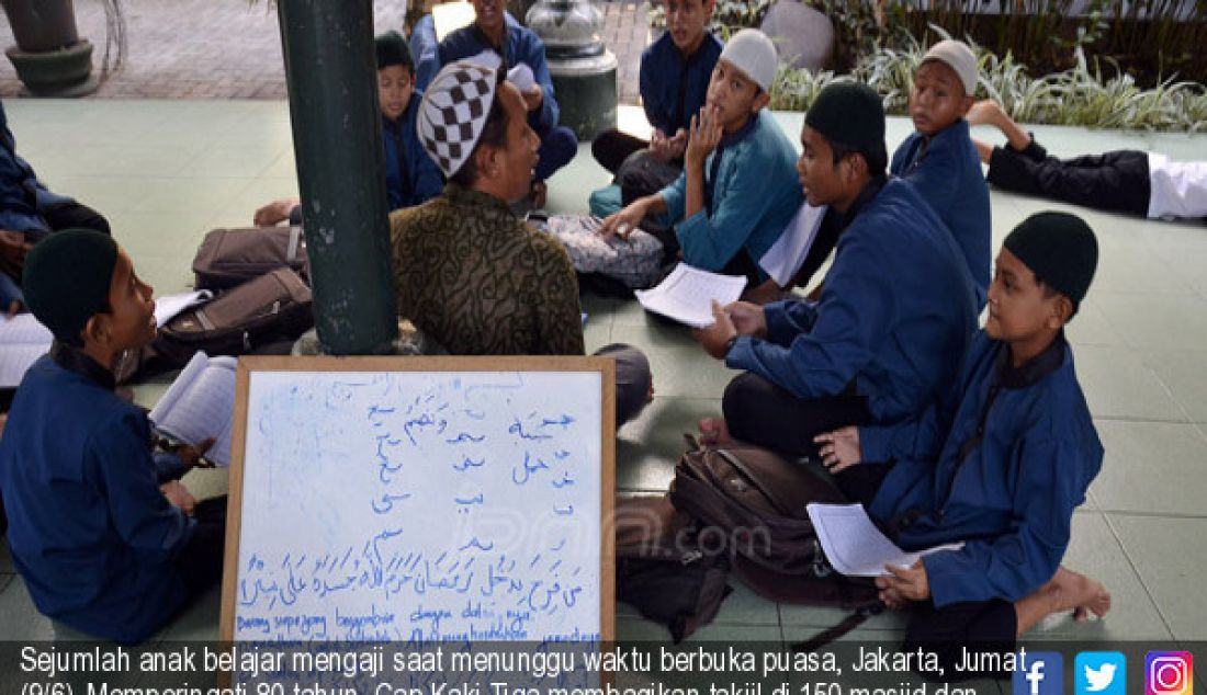 Sejumlah anak belajar mengaji saat menunggu waktu berbuka puasa, Jakarta, Jumat (9/6). Memperingati 80 tahun, Cap Kaki Tiga membagikan takjil di 150 masjid dan kepada 10.000 anak yatim dan dhuafa di Jakarta dan Surabaya. - JPNN.com