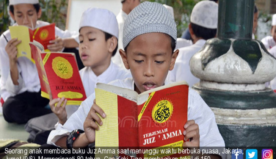 Seorang anak membaca buku Juz Amma saat menunggu waktu berbuka puasa, Jakarta, Jumat (9/6). Memperingati 80 tahun, Cap Kaki Tiga membagikan takjil di 150 masjid dan kepada 10.000 anak yatim dan dhuafa di Jakarta dan Surabaya. - JPNN.com