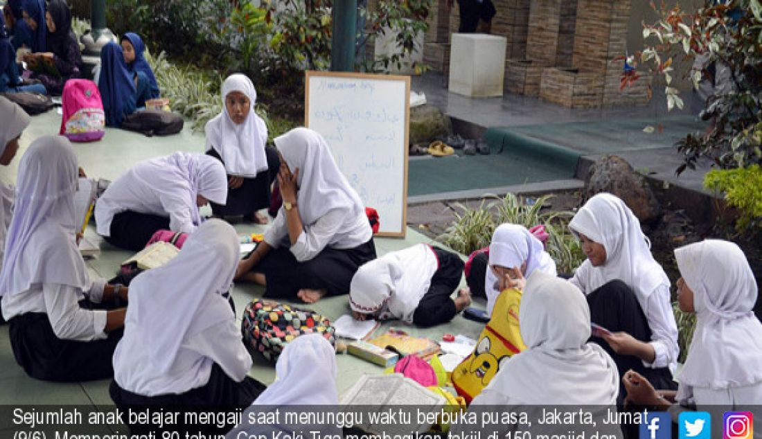 Sejumlah anak belajar mengaji saat menunggu waktu berbuka puasa, Jakarta, Jumat (9/6). Memperingati 80 tahun, Cap Kaki Tiga membagikan takjil di 150 masjid dan kepada 10.000 anak yatim dan dhuafa di Jakarta dan Surabaya. - JPNN.com