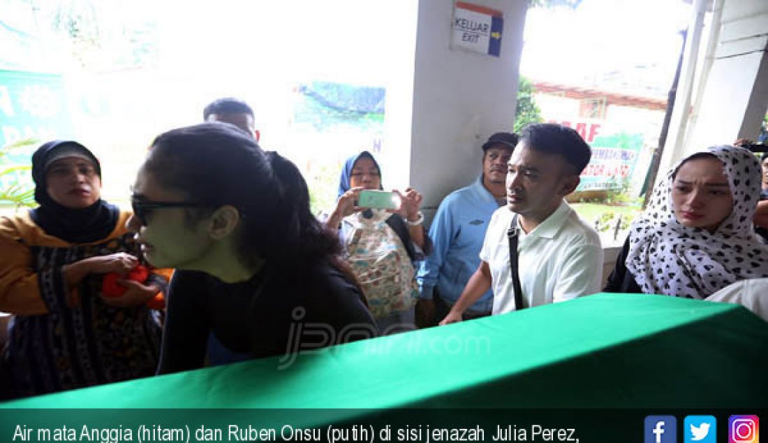 Air mata Anggia (hitam) dan Ruben Onsu (putih) di sisi jenazah Julia Perez, Jakarta, Sabtu (10/6). - JPNN.com