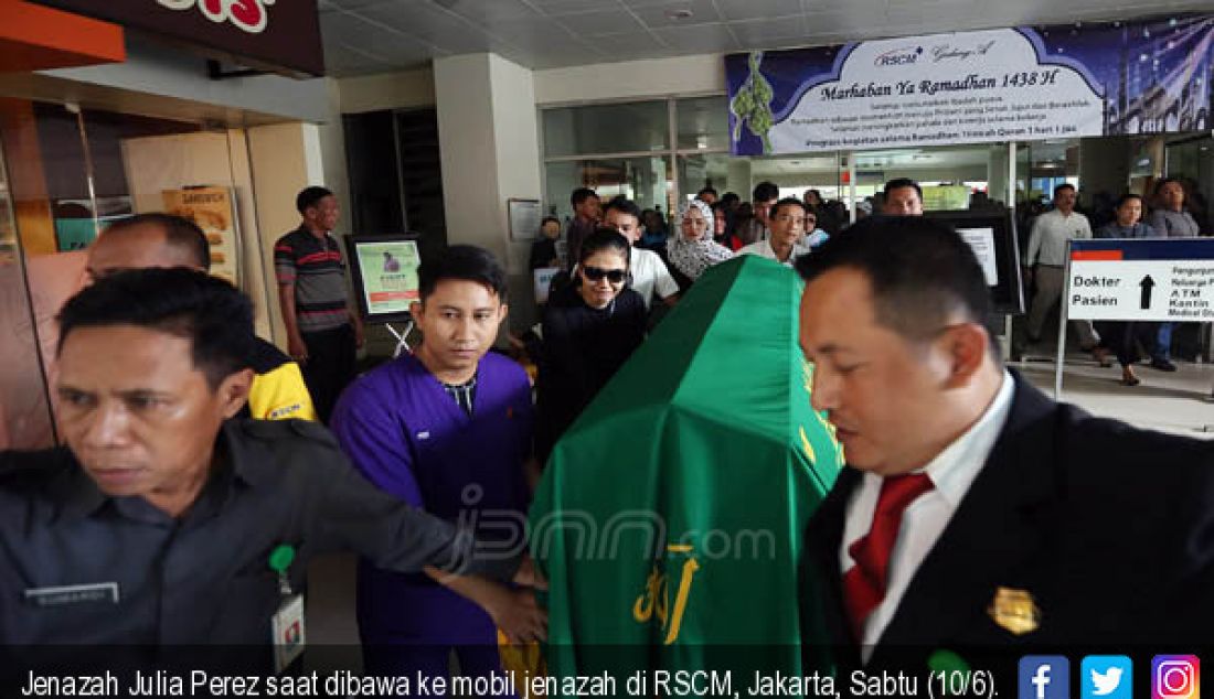 Jenazah Julia Perez saat dibawa ke mobil jenazah di RSCM, Jakarta, Sabtu (10/6). - JPNN.com