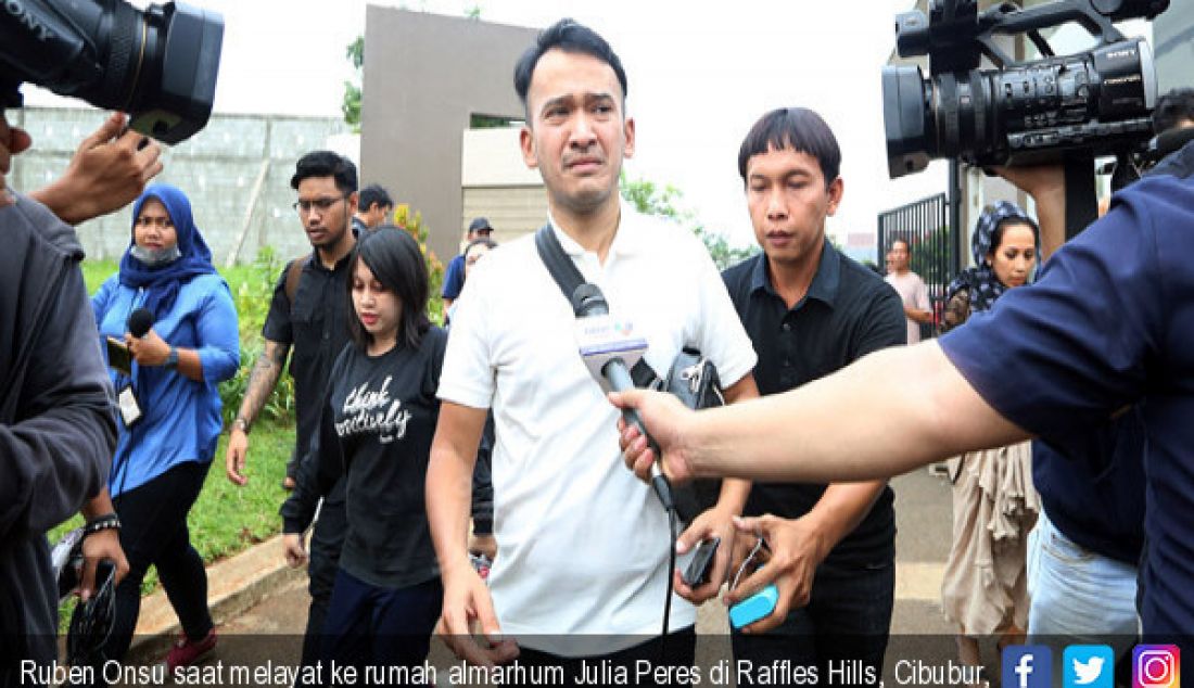 Ruben Onsu saat melayat ke rumah almarhum Julia Peres di Raffles Hills, Cibubur, Sabtu (10/6). - JPNN.com