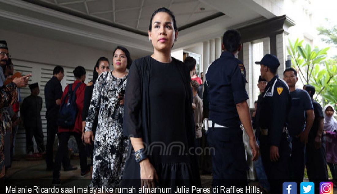 Melanie Ricardo saat melayat ke rumah almarhum Julia Peres di Raffles Hills, Cibubur, Sabtu (10/6). - JPNN.com