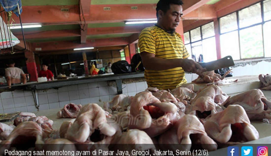 Pedagang saat memotong ayam di Pasar Jaya, Grogol, Jakarta, Senin (12/6). Permintaan daging ayam menjelang Hari Raya Idul Fitri meningkat. - JPNN.com