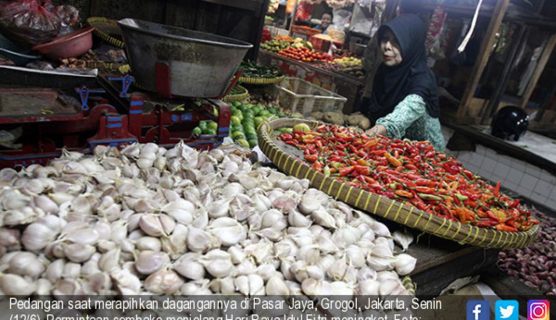 Pedangan saat merapihkan dagangannya di Pasar Jaya, Grogol, Jakarta, Senin (12/6). Permintaan sembako menjelang Hari Raya Idul Fitri meningkat. - JPNN.com