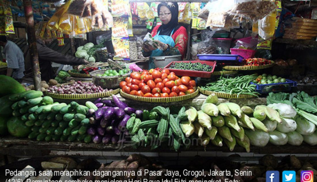 Pedangan saat merapihkan dagangannya di Pasar Jaya, Grogol, Jakarta, Senin (12/6). Permintaan sembako menjelang Hari Raya Idul Fitri meningkat. - JPNN.com