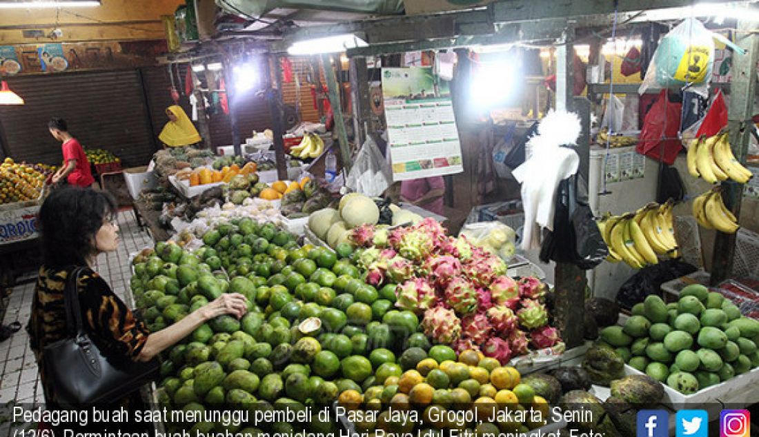 Pedagang buah saat menunggu pembeli di Pasar Jaya, Grogol, Jakarta, Senin (12/6). Permintaan buah-buahan menjelang Hari Raya Idul Fitri meningkat. - JPNN.com