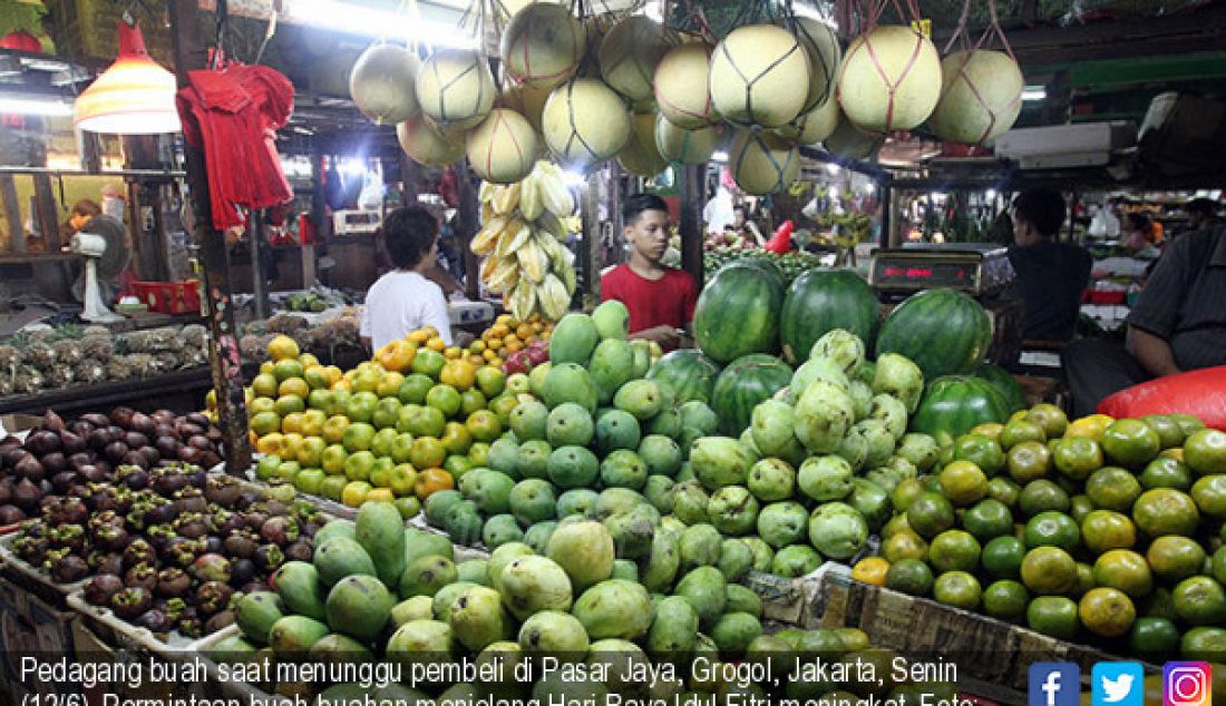 Pedagang buah saat menunggu pembeli di Pasar Jaya, Grogol, Jakarta, Senin (12/6). Permintaan buah-buahan menjelang Hari Raya Idul Fitri meningkat. - JPNN.com