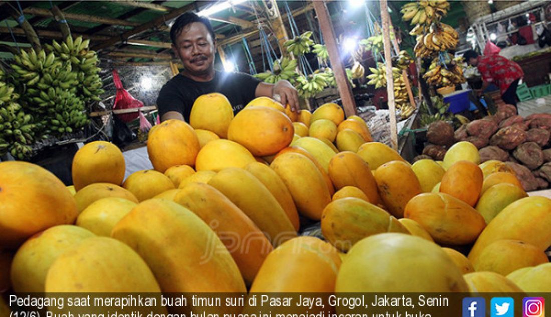 Pedagang saat merapihkan buah timun suri di Pasar Jaya, Grogol, Jakarta, Senin (12/6). Buah yang identik dengan bulan puasa ini menajadi incaran untuk buka puasa. - JPNN.com