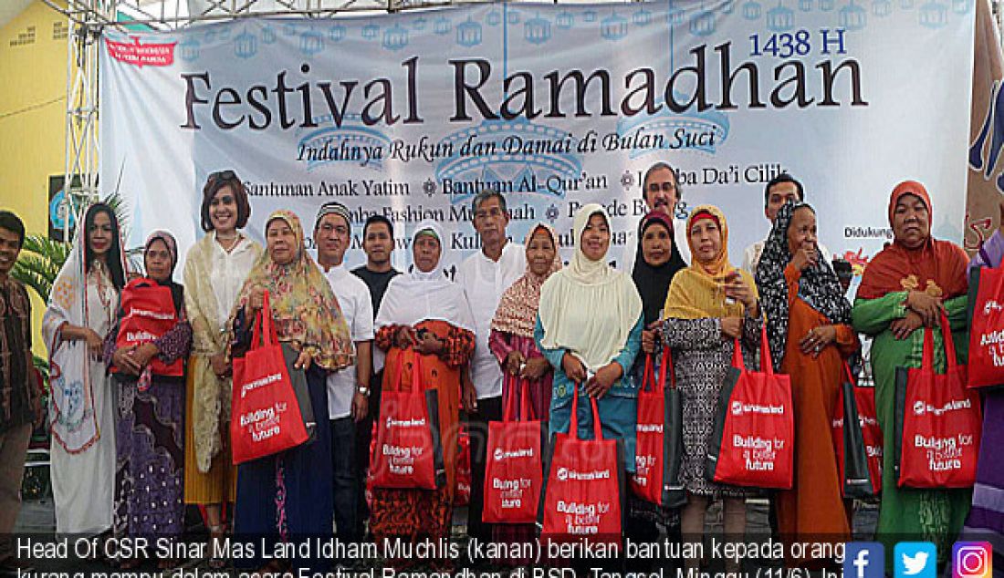 Head Of CSR Sinar Mas Land Idham Muchlis (kanan) berikan bantuan kepada orang kurang mampu dalam acara Festival Ramandhan di BSD, Tangsel, Minggu (11/6). Ini salah satu bentuk kepedulian Sinarmas Land terhadap sesama. - JPNN.com