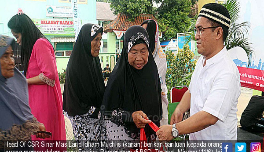 Head Of CSR Sinar Mas Land Idham Muchlis (kanan) berikan bantuan kepada orang kurang mampu dalam acara Festival Ramandhan di BSD, Tangsel, Minggu (11/6). Ini salah satu bentuk kepedulian Sinarmas Land terhadap sesama. - JPNN.com