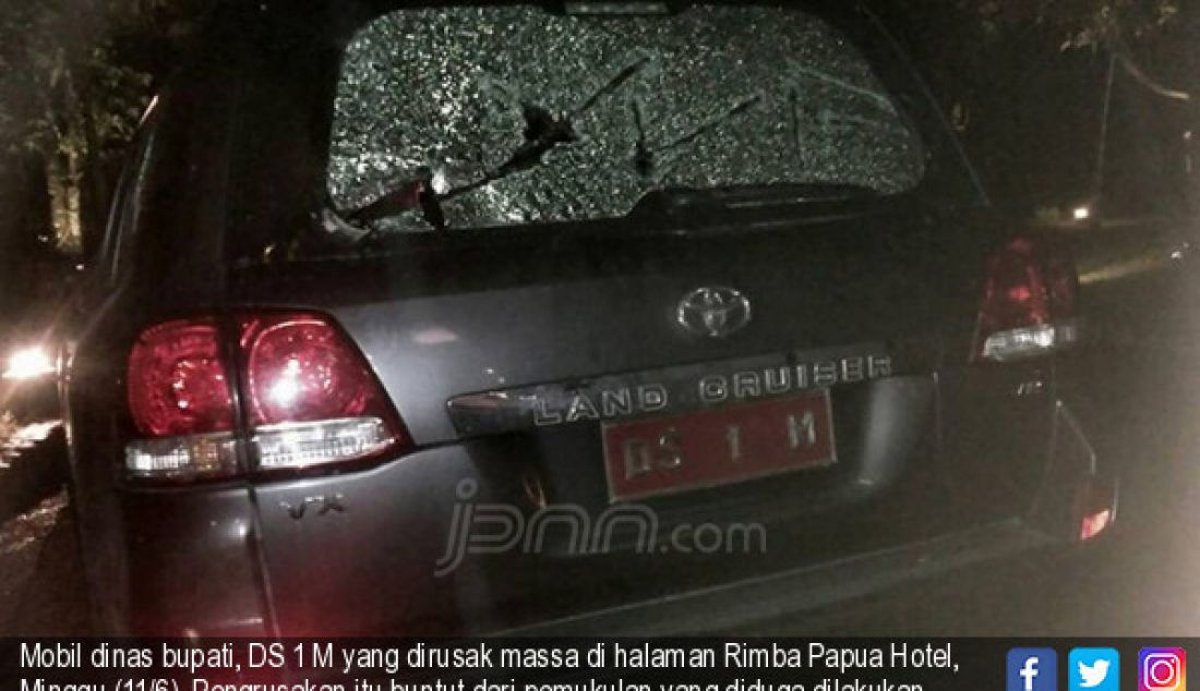 Mobil dinas bupati, DS 1 M yang dirusak massa di halaman Rimba Papua Hotel, Minggu (11/6). Pengrusakan itu buntut dari pemukulan yang diduga dilakukan bupati kepada staf ahli DPRD Mimika. - JPNN.com