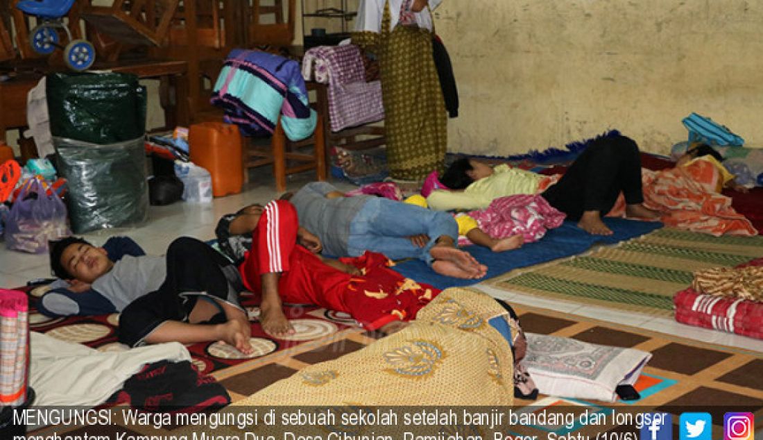 MENGUNGSI: Warga mengungsi di sebuah sekolah setelah banjir bandang dan longsor menghantam Kampung Muara Dua, Desa Cibunian, Pamijahan, Bogor, Sabtu (10/6). Banjir bandang menyapu 11 rumah warga. - JPNN.com