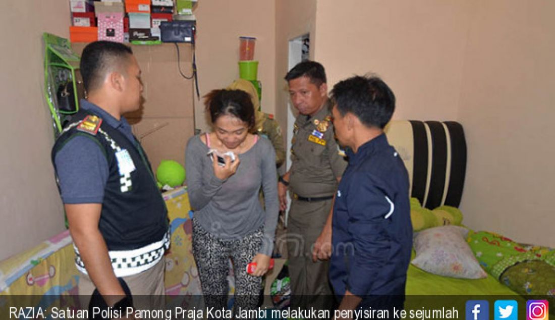 RAZIA: Satuan Polisi Pamong Praja Kota Jambi melakukan penyisiran ke sejumlah tempat kos-kosan yang ada di Kota Jambi, Sabtu (10/6). - JPNN.com