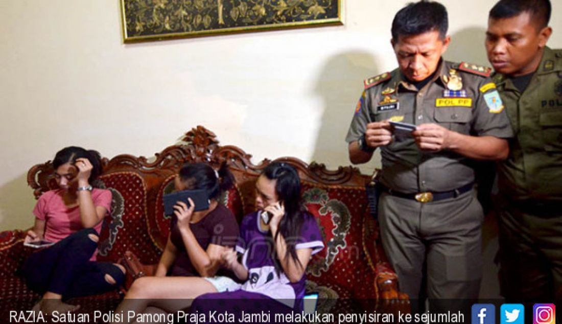 RAZIA: Satuan Polisi Pamong Praja Kota Jambi melakukan penyisiran ke sejumlah tempat kos-kosan yang ada di Kota Jambi, Sabtu (10/6). - JPNN.com