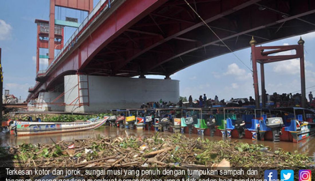 Terkesan kotor dan jorok, sungai musi yang penuh dengan tumpukan sampah dan tanaman enceng gondong membuat pemandangan yang tidak sedap bagi pendatang yang akan menikmati rekreasi suasana sungai musi Palembang. - JPNN.com