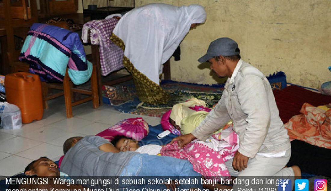 MENGUNGSI: Warga mengungsi di sebuah sekolah setelah banjir bandang dan longsor menghantam Kampung Muara Dua, Desa Cibunian, Pamijahan, Bogor, Sabtu (10/6). Banjir bandang menyapu 11 rumah warga. - JPNN.com