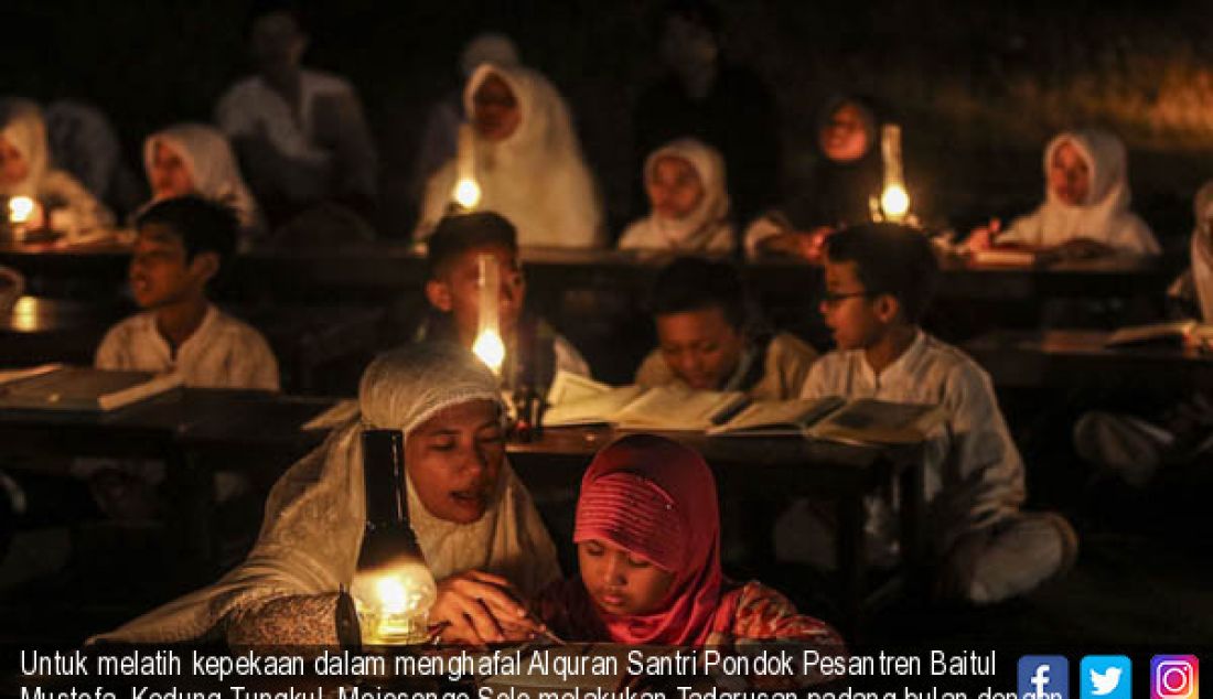 Untuk melatih kepekaan dalam menghafal Alquran Santri Pondok Pesantren Baitul Mustofa, Kedung Tungkul, Mojosongo,Solo melakukan Tadarusan padang bulan dengan penerangan lampu minyak,di lapangan Pondok (11/6). - JPNN.com