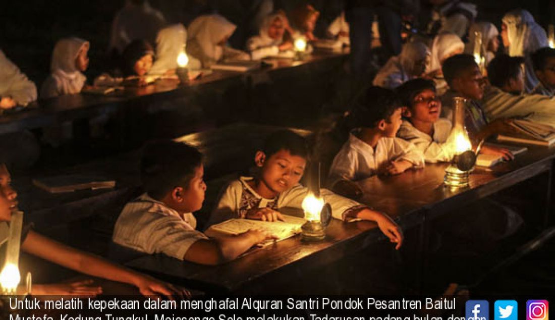 Untuk melatih kepekaan dalam menghafal Alquran Santri Pondok Pesantren Baitul Mustofa, Kedung Tungkul, Mojosongo,Solo melakukan Tadarusan padang bulan dengan penerangan lampu minyak,di lapangan Pondok (11/6). - JPNN.com