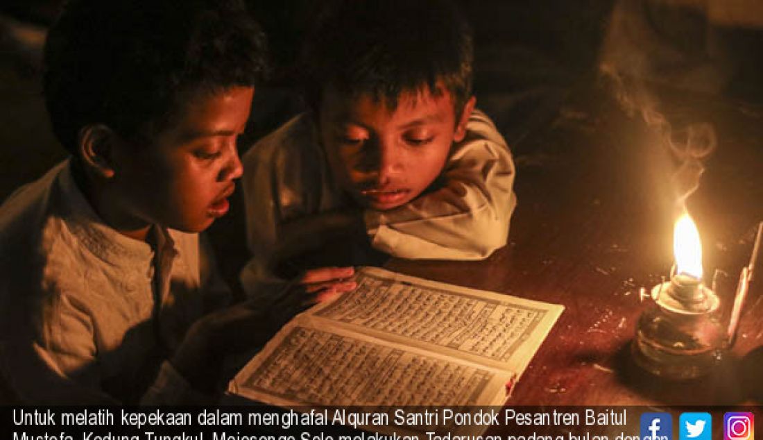 Untuk melatih kepekaan dalam menghafal Alquran Santri Pondok Pesantren Baitul Mustofa, Kedung Tungkul, Mojosongo,Solo melakukan Tadarusan padang bulan dengan penerangan lampu minyak,di lapangan Pondok (11/6). - JPNN.com