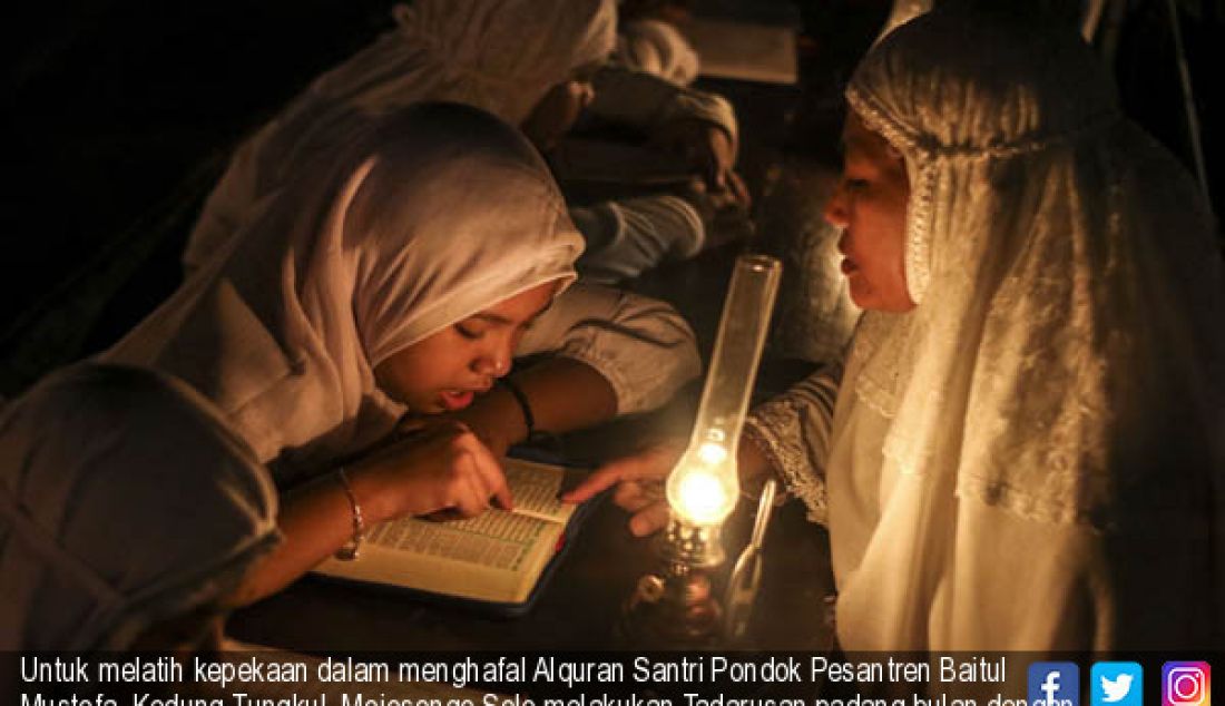 Untuk melatih kepekaan dalam menghafal Alquran Santri Pondok Pesantren Baitul Mustofa, Kedung Tungkul, Mojosongo,Solo melakukan Tadarusan padang bulan dengan penerangan lampu minyak,di lapangan Pondok (11/6). - JPNN.com