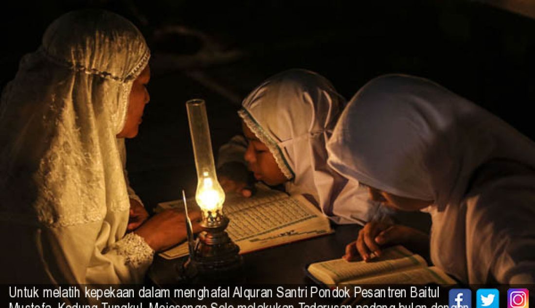 Untuk melatih kepekaan dalam menghafal Alquran Santri Pondok Pesantren Baitul Mustofa, Kedung Tungkul, Mojosongo,Solo melakukan Tadarusan padang bulan dengan penerangan lampu minyak,di lapangan Pondok (11/6). - JPNN.com