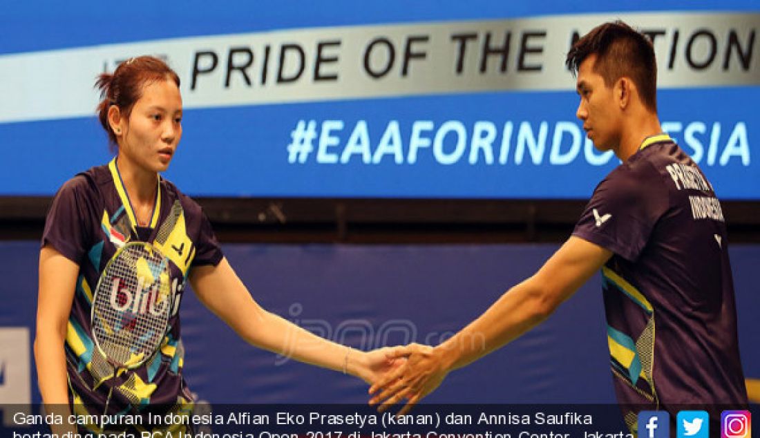 Ganda campuran Indonesia Alfian Eko Prasetya (kanan) dan Annisa Saufika bertanding pada BCA Indonesia Open 2017 di Jakarta Convention Center, Jakarta, Selasa (13/6). Pemain Indonesia menang atas pemain Jepang 21-14 dan 21-18. - JPNN.com