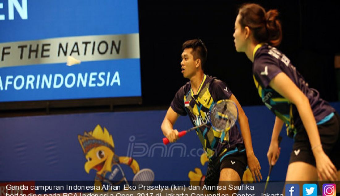 Ganda campuran Indonesia Alfian Eko Prasetya (kiri) dan Annisa Saufika bertanding pada BCA Indonesia Open 2017 di Jakarta Convention Center, Jakarta, Selasa (13/6). Pemain Indonesia menang atas pemain Jepang 21-14 dan 21-18. - JPNN.com