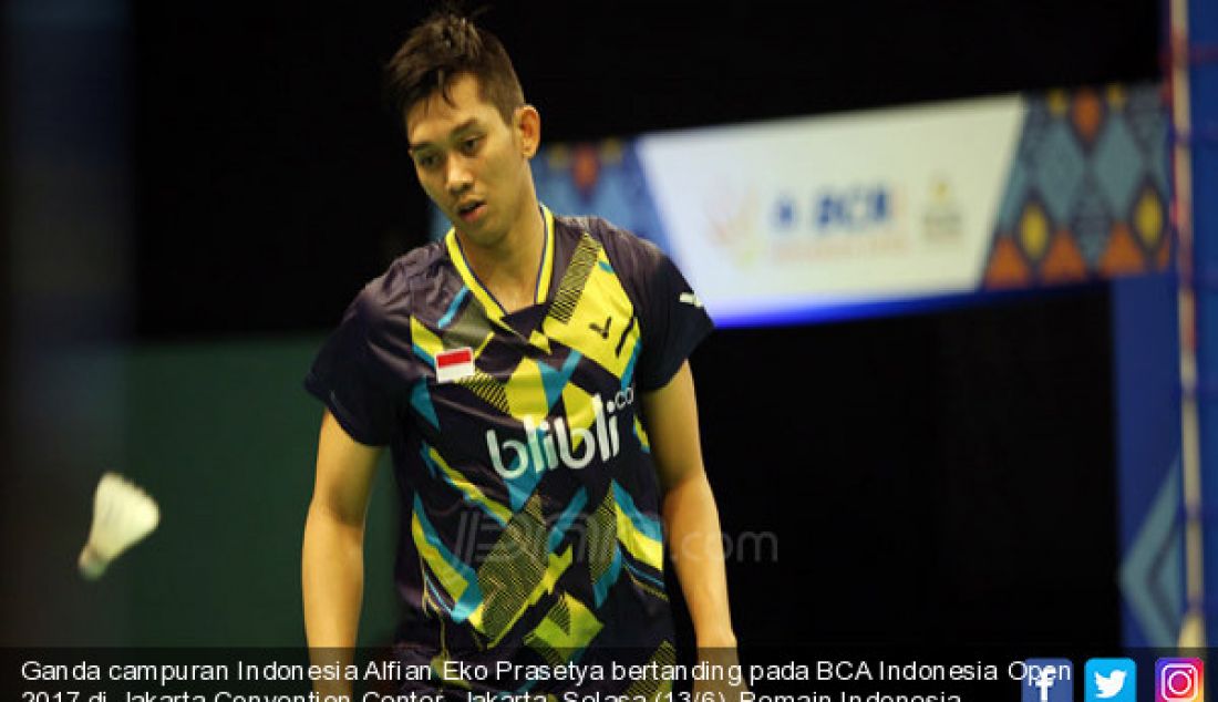 Ganda campuran Indonesia Alfian Eko Prasetya bertanding pada BCA Indonesia Open 2017 di Jakarta Convention Center, Jakarta, Selasa (13/6). Pemain Indonesia menang atas pemain Jepang 21-14 dan 21-18. - JPNN.com