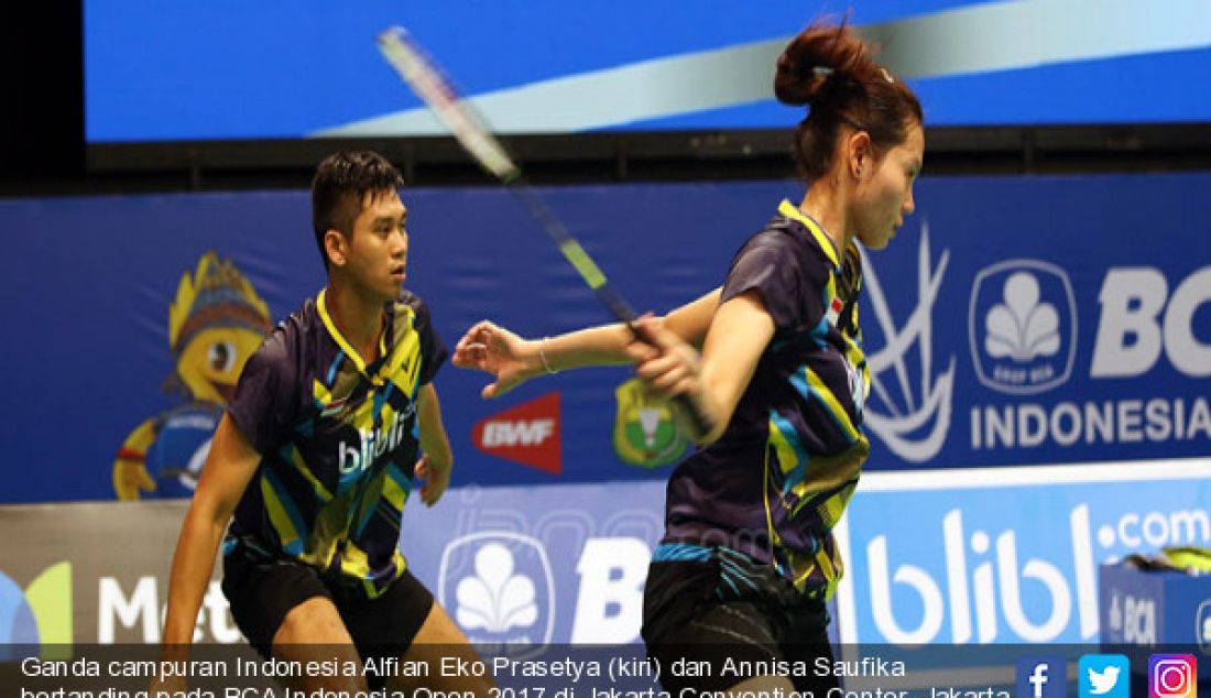 Ganda campuran Indonesia Alfian Eko Prasetya (kiri) dan Annisa Saufika bertanding pada BCA Indonesia Open 2017 di Jakarta Convention Center, Jakarta, Selasa (13/6). Pemain Indonesia menang atas pemain Jepang 21-14 dan 21-18. - JPNN.com