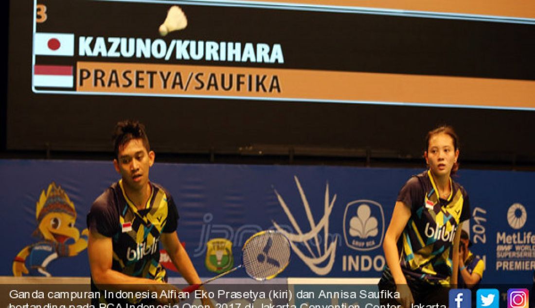 Ganda campuran Indonesia Alfian Eko Prasetya (kiri) dan Annisa Saufika bertanding pada BCA Indonesia Open 2017 di Jakarta Convention Center, Jakarta, Selasa (13/6). Pemain Indonesia menang atas pemain Jepang 21-14 dan 21-18. - JPNN.com