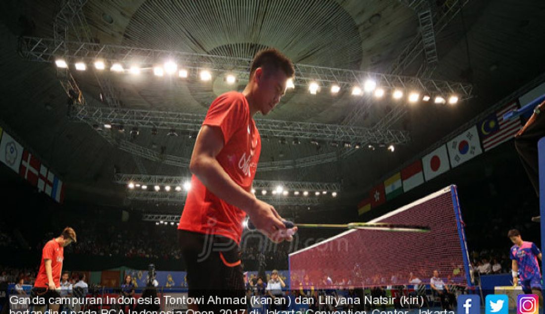 Ganda campuran Indonesia Tontowi Ahmad (kanan) dan Liliyana Natsir (kiri) bertanding pada BCA Indonesia Open 2017 di Jakarta Convention Center, Jakarta, Selasa (13/6). Indonesia menang atas Korea 19-21, 21-19 dan 21-18. - JPNN.com