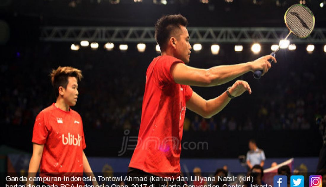 Ganda campuran Indonesia Tontowi Ahmad (kanan) dan Liliyana Natsir (kiri) bertanding pada BCA Indonesia Open 2017 di Jakarta Convention Center, Jakarta, Selasa (13/6). Indonesia menang atas Korea 19-21, 21-19 dan 21-18. - JPNN.com