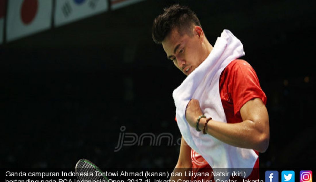 Ganda campuran Indonesia Tontowi Ahmad (kanan) dan Liliyana Natsir (kiri) bertanding pada BCA Indonesia Open 2017 di Jakarta Convention Center, Jakarta, Selasa (13/6). Indonesia menang atas Korea 19-21, 21-19 dan 21-18. - JPNN.com