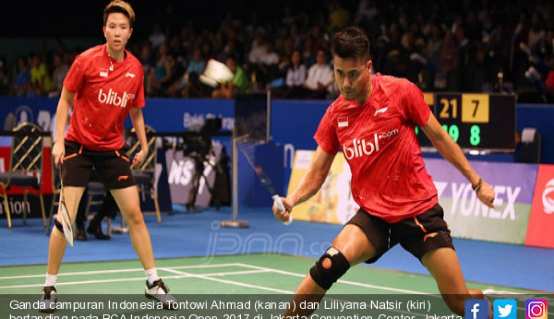 Ganda campuran Indonesia Tontowi Ahmad (kanan) dan Liliyana Natsir (kiri) bertanding pada BCA Indonesia Open 2017 di Jakarta Convention Center, Jakarta, Selasa (13/6). Indonesia menang atas Korea 19-21, 21-19 dan 21-18. - JPNN.com