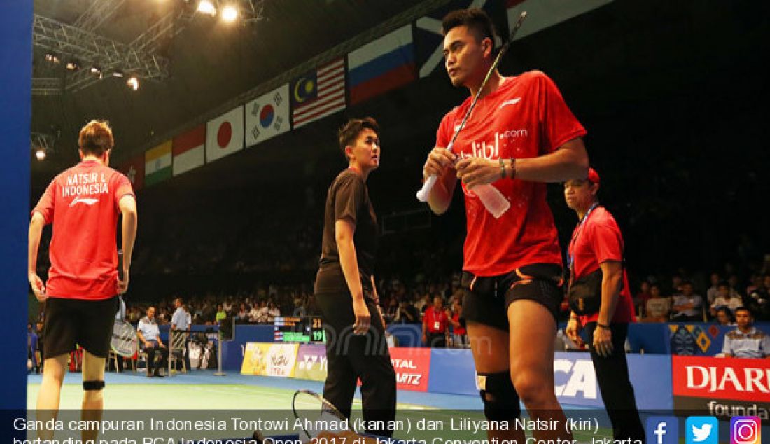 Ganda campuran Indonesia Tontowi Ahmad (kanan) dan Liliyana Natsir (kiri) bertanding pada BCA Indonesia Open 2017 di Jakarta Convention Center, Jakarta, Selasa (13/6). Indonesia menang atas Korea 19-21, 21-19 dan 21-18. - JPNN.com