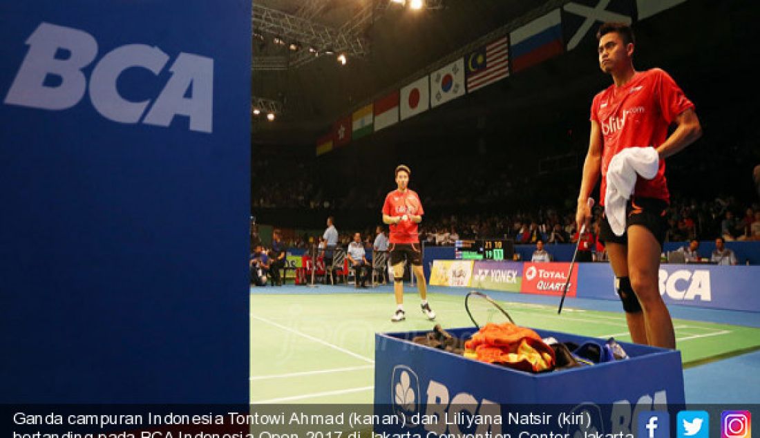 Ganda campuran Indonesia Tontowi Ahmad (kanan) dan Liliyana Natsir (kiri) bertanding pada BCA Indonesia Open 2017 di Jakarta Convention Center, Jakarta, Selasa (13/6). Indonesia menang atas Korea 19-21, 21-19 dan 21-18. - JPNN.com