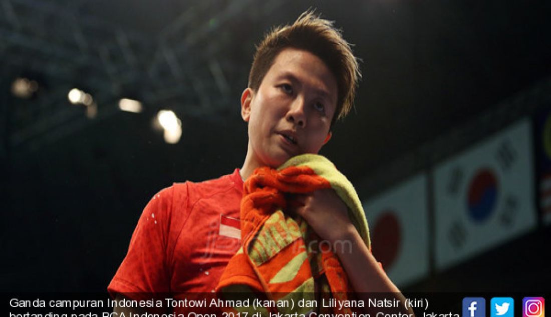 Ganda campuran Indonesia Tontowi Ahmad (kanan) dan Liliyana Natsir (kiri) bertanding pada BCA Indonesia Open 2017 di Jakarta Convention Center, Jakarta, Selasa (13/6). Indonesia menang atas Korea 19-21, 21-19 dan 21-18. - JPNN.com