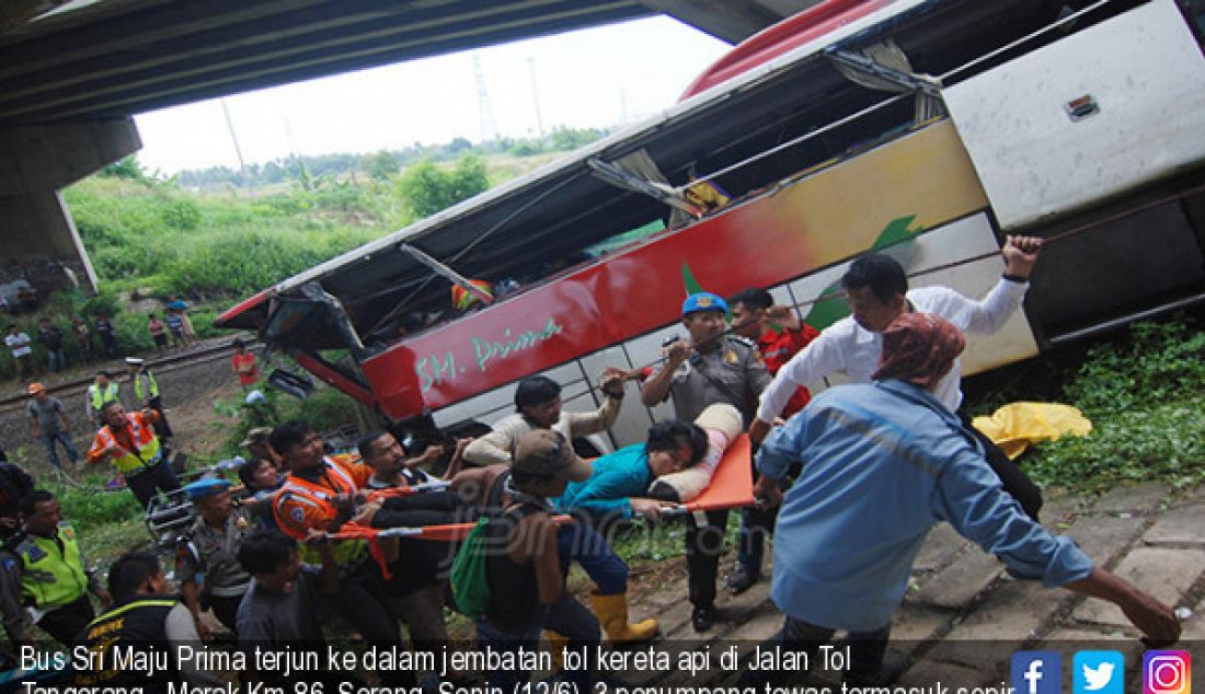 Bus Sri Maju Prima terjun ke dalam jembatan tol kereta api di Jalan Tol Tangerang - Merak Km 86, Serang, Senin (12/6). 3 penumpang tewas termasuk sopir dan 14 korban lainnya mengalami luka berat dan luka ringan. - JPNN.com