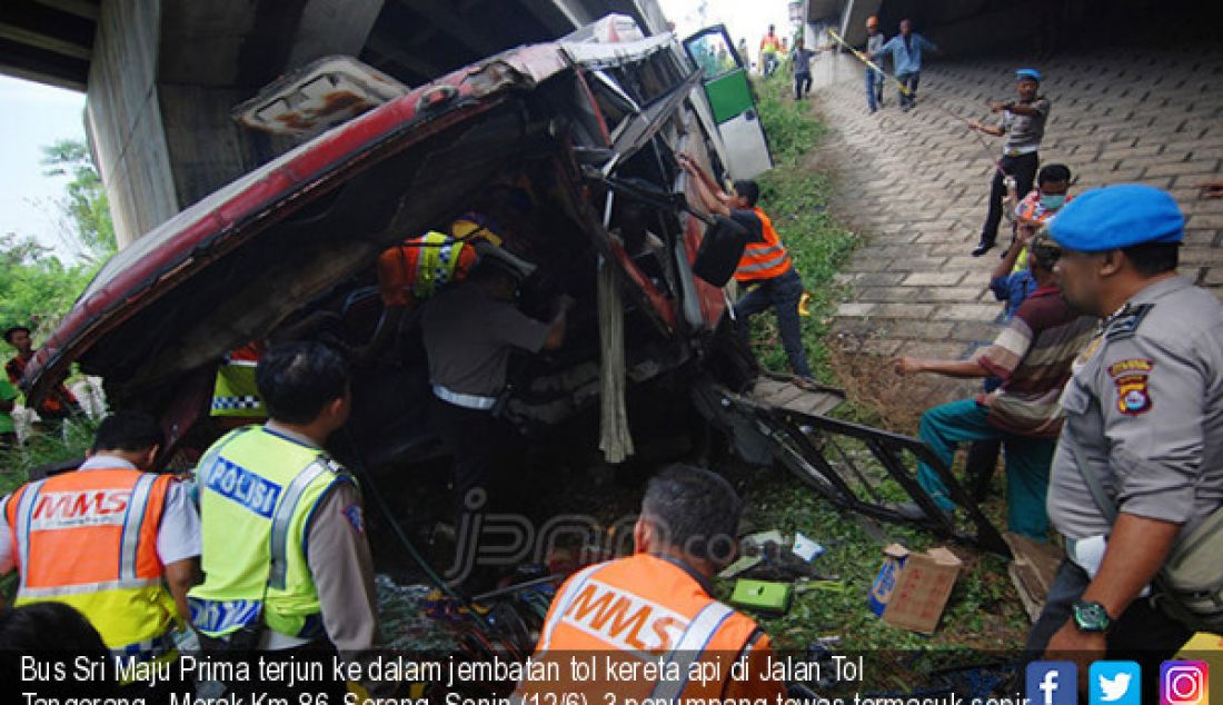 Bus Sri Maju Prima terjun ke dalam jembatan tol kereta api di Jalan Tol Tangerang - Merak Km 86, Serang, Senin (12/6). 3 penumpang tewas termasuk sopir dan 14 korban lainnya mengalami luka berat dan luka ringan. - JPNN.com