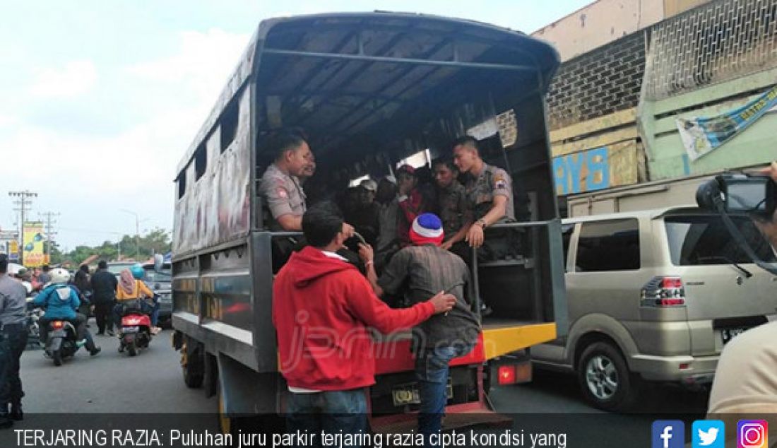 TERJARING RAZIA: Puluhan juru parkir terjaring razia cipta kondisi yang dilakukan oleh Polres Pekalongan Kota, Senin (12/6). - JPNN.com