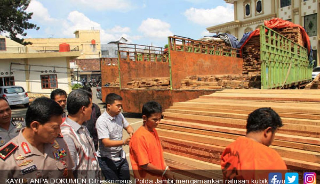 KAYU TANPA DOKUMEN:Ditreskrimsus Polda Jambi,mengamankan ratusan kubik kayu ilegal (13/6). - JPNN.com